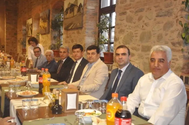 Nazilli Protokolü Asırlık Çınarlarla İftarda Bir Araya Geldi Nazilli Protokolü Asırlık Çınarlarla İftarda Bir Araya Geldi