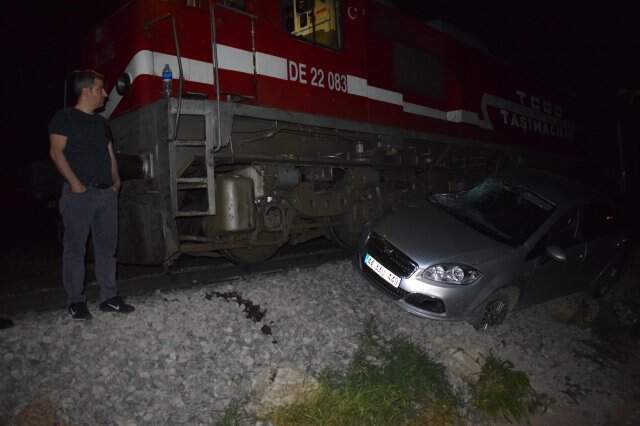 150 Yolcusu Bulunan Tren, Hemzemin Geçitte Askıda Kalan Otomobile Çarptı