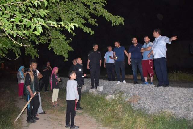 150 Yolcusu Bulunan Tren, Hemzemin Geçitte Askıda Kalan Otomobile Çarptı