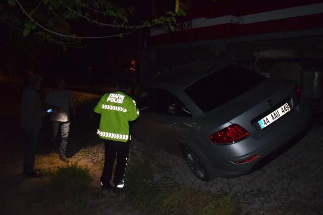 150 Yolcusu Bulunan Tren, Hemzemin Geçitte Askıda Kalan Otomobile Çarptı