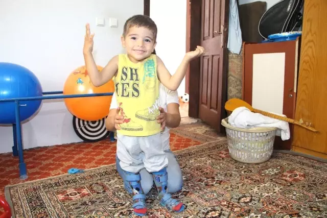 4 Yaşındaki Halil Efe'nin Tek Hayali Dışarıda Yürüyüp, Koşmak 4 Yaşındaki Halil Efe'nin Tek Hayali Dışarıda Yürüyüp, Koşmak