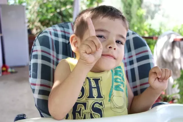 4 Yaşındaki Halil Efe'nin Tek Hayali Dışarıda Yürüyüp, Koşmak 4 Yaşındaki Halil Efe'nin Tek Hayali Dışarıda Yürüyüp, Koşmak