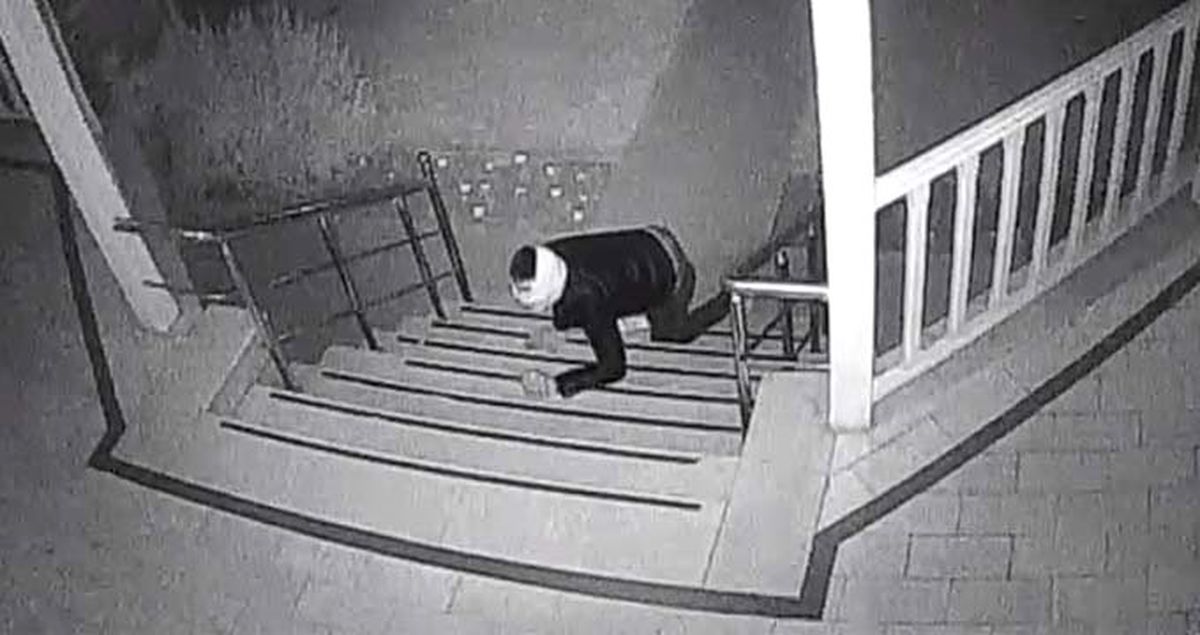 Sürünerek Girdiği Evden Koşarak Kaçan Hırsızı, Güvenlik Kameraları Anbean Kaydetti