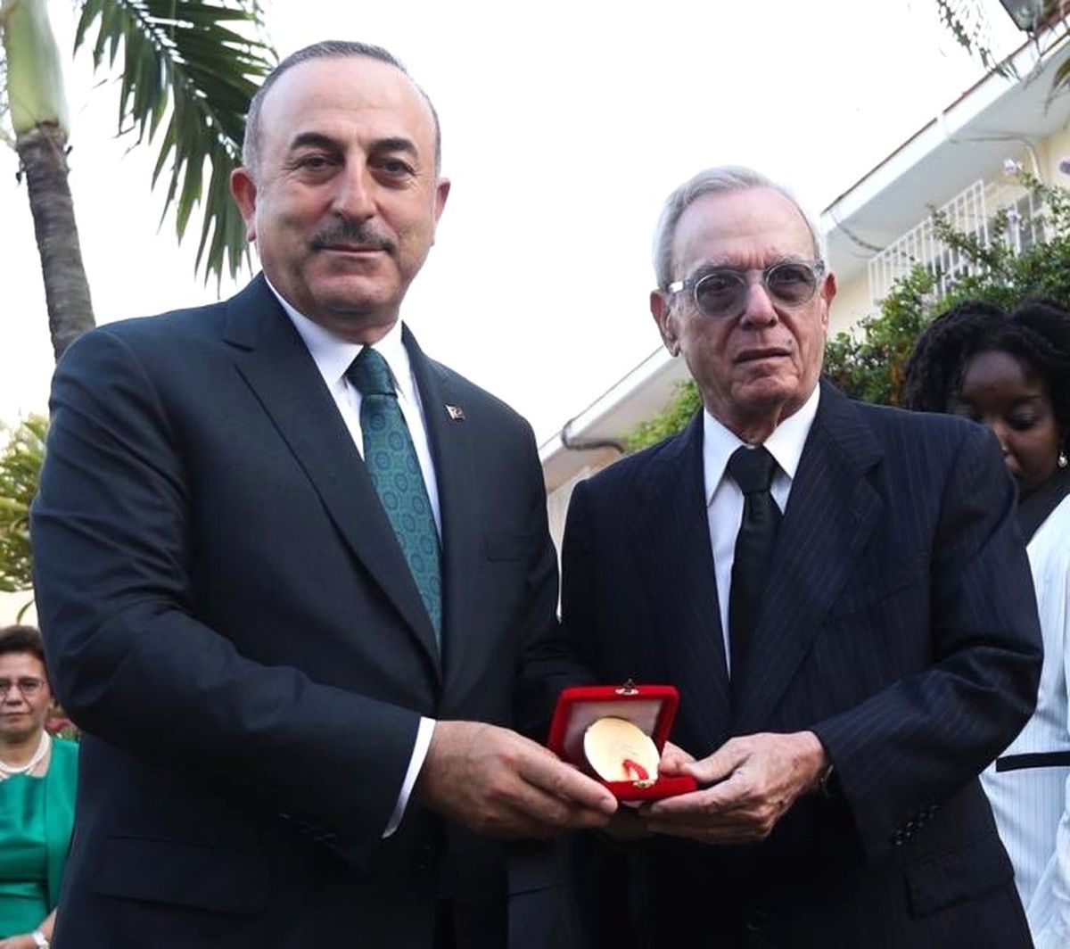 Çavuşoğlu'ndan Kübalı Tarihçiye Ödül
