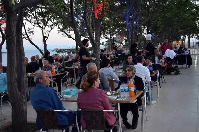 Didim Kaymakamı Türköz Şehit Aileleri ve Gazileri İftarda Sğırladı Didim Kaymakamı Türköz Şehit Aileleri ve Gazileri İftarda Sğırladı