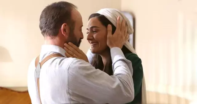 Halit Ergenç, 15 Yıl Sonra Tiyatroya Dönen Bergüzar Korel'e Övgü Yağdırdı Halit Ergenç, 15 Yıl Sonra Tiyatroya Dönen Bergüzar Korel'e Övgü Yağdırdı
