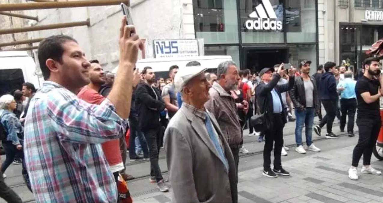 İstiklal Caddesi'nde Bulunan Bir Reklam Panosunda Yuvalanan Arılar, Büyük Panik Yarattı