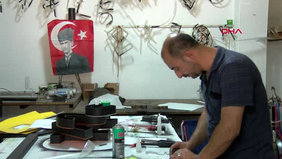 İzmirli Tabelacıdan Ücretsiz Atatürk İmzası