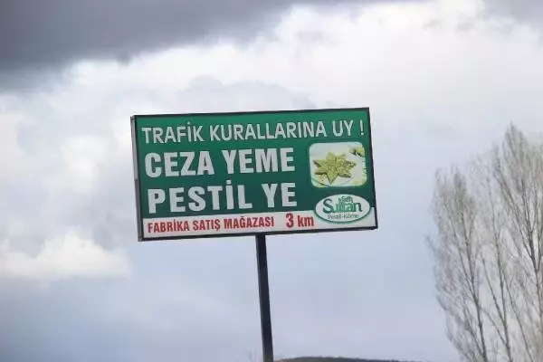Karayolu Kenarında 'Ceza Yeme, Pestil Ye' Tabelası Karayolu Kenarında 'Ceza Yeme, Pestil Ye' Tabelası