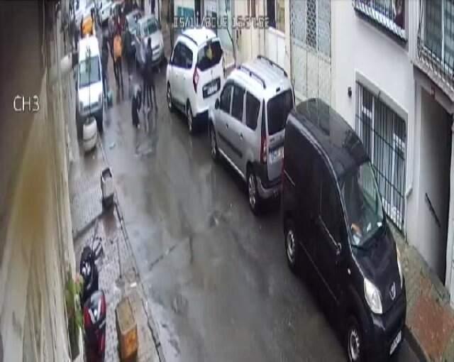 Park Tartışması Yüzünden Çıkan Kavgada Baba ve Oğlunun Tekme Tokat Saldırıya Uğradığı Anlar Kamerada