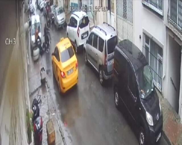 Park Tartışması Yüzünden Çıkan Kavgada Baba ve Oğlunun Tekme Tokat Saldırıya Uğradığı Anlar Kamerada