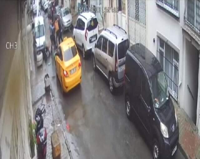Park Tartışması Yüzünden Çıkan Kavgada Baba ve Oğlunun Tekme Tokat Saldırıya Uğradığı Anlar Kamerada