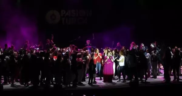 Pink Martini, İzmirli Hayranları İçin Söyledi