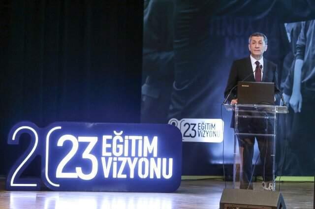 Son Dakika! Bakan Ziya Selçuk, Yeni Eğitim Sistemini Açıkladı, İşte Tüm Detaylar Milli Eğitim Bakanı Ziya Selçuk, yeni eğitim sistemini açıkladı. Yeni sistemle beraber ders sayısı düşecek, öğrenciler yeteneklerine göre ders seçebilecek, teoriden çok pratik öne çıkacak, hey sistemi uygulanacak ve her okula kariyer ofisi kurulacak. | Sungurlu Haberleri