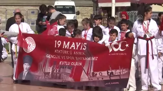 19 Mayıs Atatürk'ü Anma, Gençlik ve Spor Bayramı - Taksim'deki Cumhuriyet Anıtı'nda Tören Düzenlendi 19 Mayıs Atatürk'ü Anma, Gençlik ve Spor Bayramı - Taksim'deki Cumhuriyet Anıtı'nda Tören Düzenlendi