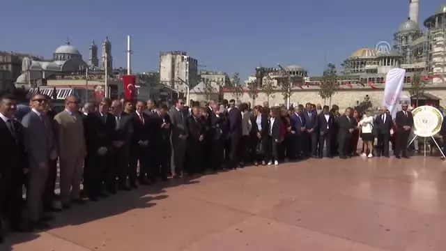 19 Mayıs Atatürk'ü Anma, Gençlik ve Spor Bayramı - Taksim'deki Cumhuriyet Anıtı'nda Tören Düzenlendi 19 Mayıs Atatürk'ü Anma, Gençlik ve Spor Bayramı - Taksim'deki Cumhuriyet Anıtı'nda Tören Düzenlendi