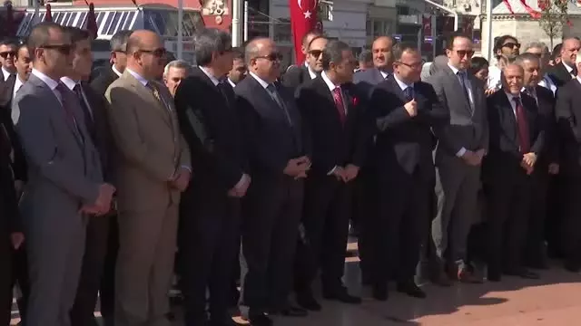 19 Mayıs Atatürk'ü Anma, Gençlik ve Spor Bayramı - Taksim'deki Cumhuriyet Anıtı'nda Tören Düzenlendi 19 Mayıs Atatürk'ü Anma, Gençlik ve Spor Bayramı - Taksim'deki Cumhuriyet Anıtı'nda Tören Düzenlendi