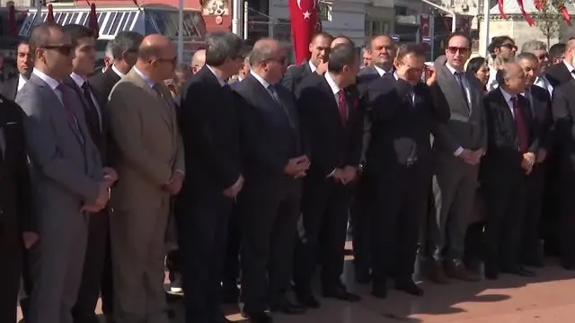 19 Mayıs Atatürk'ü Anma, Gençlik ve Spor Bayramı - Taksim'deki Cumhuriyet Anıtı'nda Tören Düzenlendi 19 Mayıs Atatürk'ü Anma, Gençlik ve Spor Bayramı - Taksim'deki Cumhuriyet Anıtı'nda Tören Düzenlendi