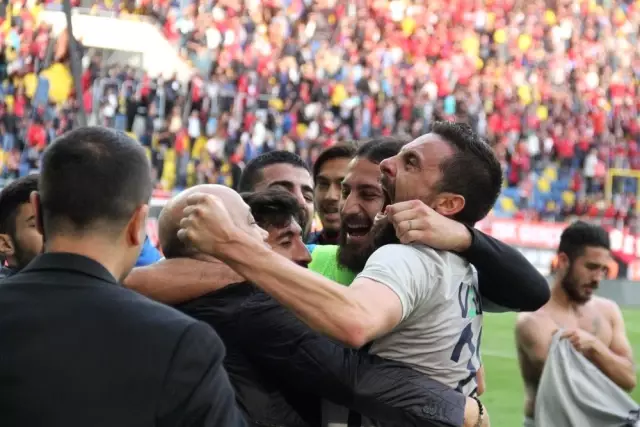 Adana Demirspor'da Play-off Sevinci Ağlattı Adana Demirspor'da Play-off Sevinci Ağlattı