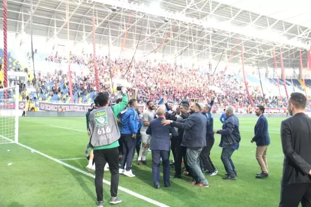 Adana Demirspor'da Play-off Sevinci Ağlattı Adana Demirspor'da Play-off Sevinci Ağlattı
