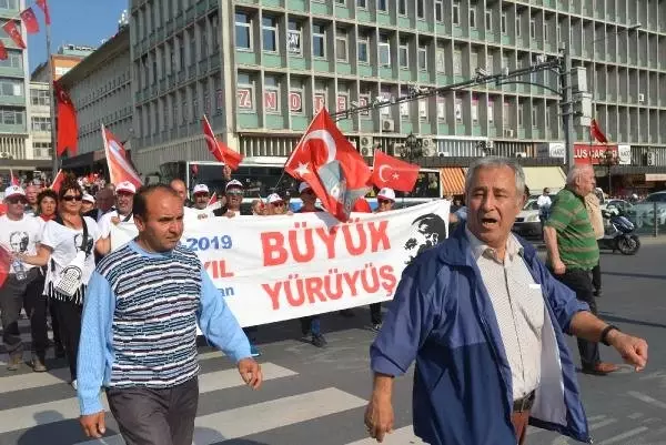 Ankara'da CHP'den '19 Mayıs' Yürüyüşü Ankara'da CHP'den '19 Mayıs' Yürüyüşü