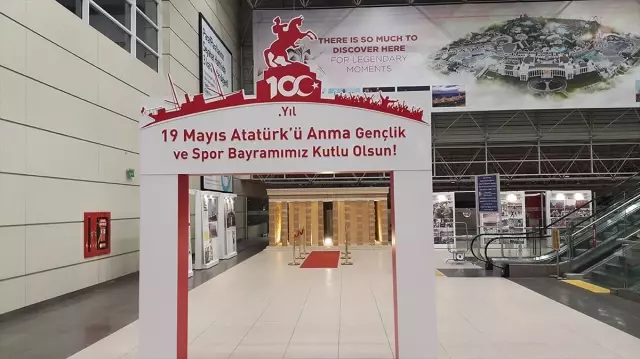 Antalya Havalimanı'nda Turistlere Antalya Havalimanı'nda Turistlere