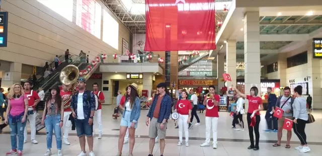 Antalya Havalimanı'nda Turistlere 'Zeybek'Le Karşılama Antalya Havalimanı'nda Turistlere 'Zeybek'Le Karşılama