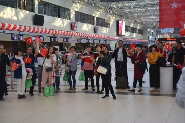 Antalya Havalimanı'nda Turistlere 'Zeybek'Le Karşılama Antalya Havalimanı'nda Turistlere 'Zeybek'Le Karşılama