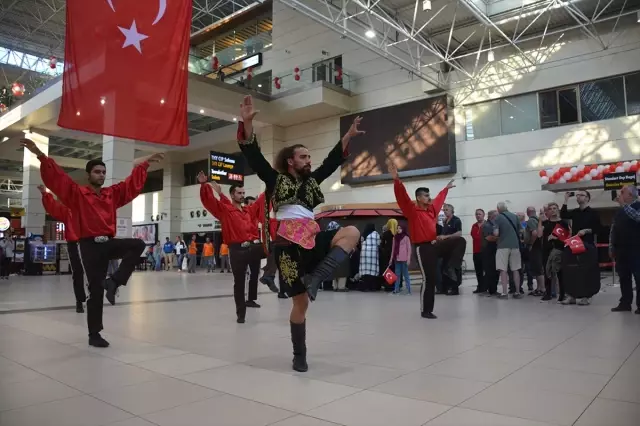 Antalya Havalimanı'nda Turistlere 'Zeybek'Le Karşılama Antalya Havalimanı'nda Turistlere 'Zeybek'Le Karşılama
