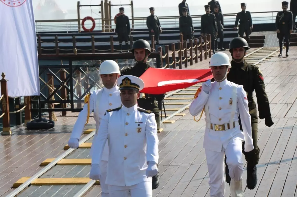 Atatürk'ü Temsil Eden Bayrak Karaya Çıkartıldı