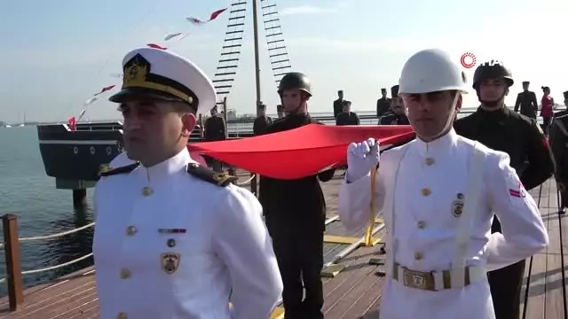 Atatürk'ü Temsil Eden Bayrak Karaya Çıkartıldı Atatürk'ü Temsil Eden Bayrak Karaya Çıkartıldı