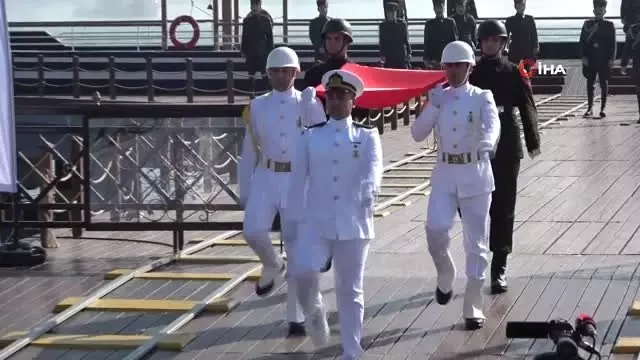 Atatürk'ü Temsil Eden Bayrak Karaya Çıkartıldı Atatürk'ü Temsil Eden Bayrak Karaya Çıkartıldı