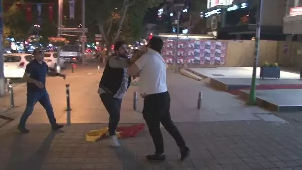 Bağdat Caddesi'nde Şampiyonluk Turu Atan Taraftarlara Saldırı Bağdat Caddesi'nde Şampiyonluk Turu Atan Taraftarlara Saldırı