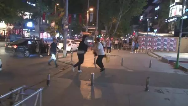 Bağdat Caddesi'nde Şampiyonluk Turu Atan Taraftarlara Saldırı Bağdat Caddesi'nde Şampiyonluk Turu Atan Taraftarlara Saldırı