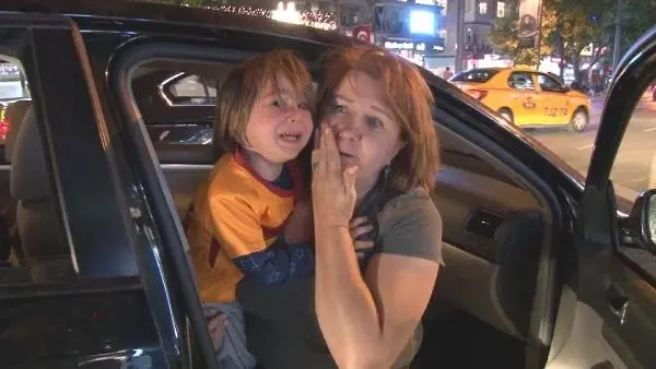 Bağdat Caddesi'nde Şampiyonluk Turu Atan Taraftarlara Saldırı Bağdat Caddesi'nde Şampiyonluk Turu Atan Taraftarlara Saldırı
