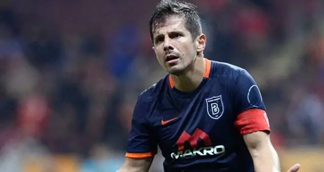 Başakşehir'de Emre Şoku! Oyuna Devam Edemedi Başakşehir'de Emre Şoku! Oyuna Devam Edemedi