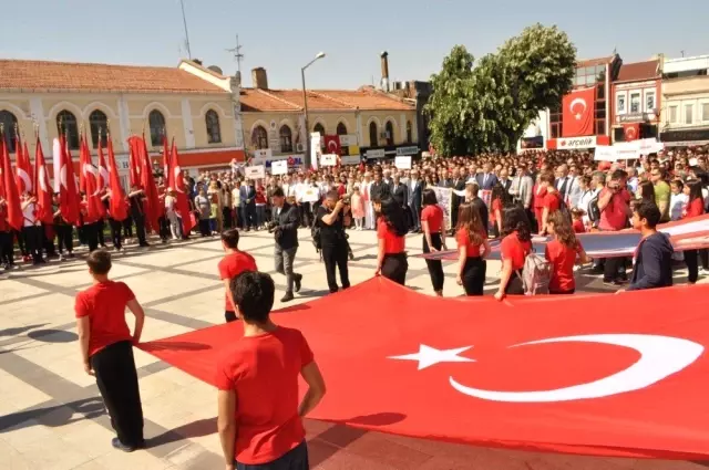 Edirne'de 19 Mayıs Gençlik ve Spor Bayramı Coşkuyla Kutlandı Edirne'de 19 Mayıs Gençlik ve Spor Bayramı Coşkuyla Kutlandı