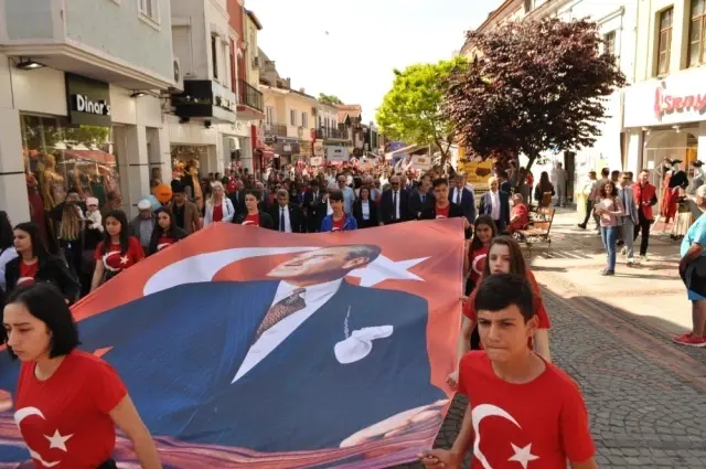 Edirne'de 19 Mayıs Gençlik ve Spor Bayramı Coşkuyla Kutlandı Edirne'de 19 Mayıs Gençlik ve Spor Bayramı Coşkuyla Kutlandı