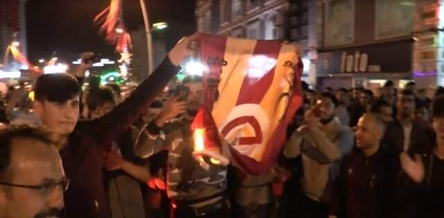Erzurum'da Şampiyonluk Kutlayan Bir Galatasaraylıya 20 Kişi Saldırdılar!