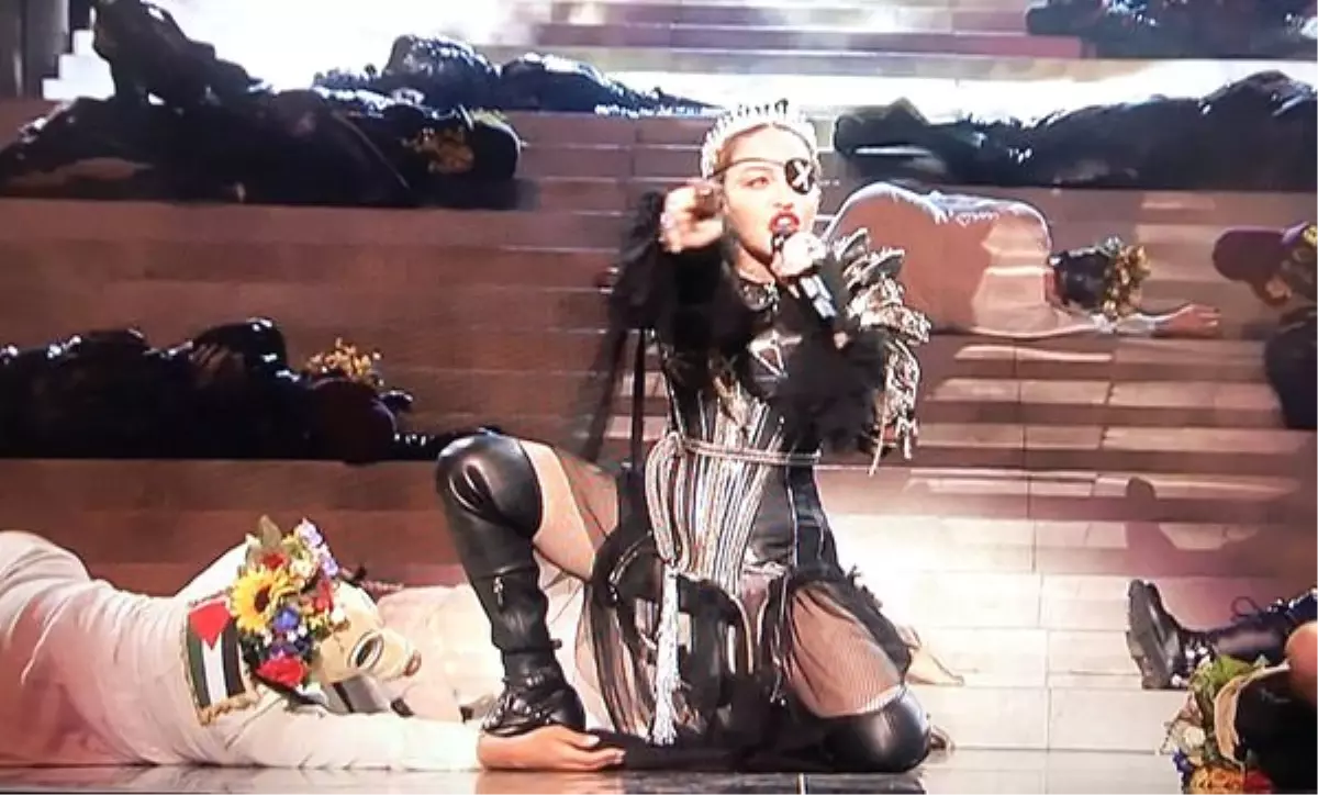 Eurovision Şarkı Yarışması'nda Madonna'nın Dansçısı Filistin Bayrağıyla Sahneye Çıktı