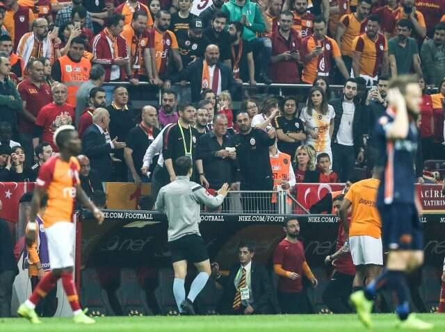 Fatih Terim ve Orhan Ak Tribüne Gönderildi!