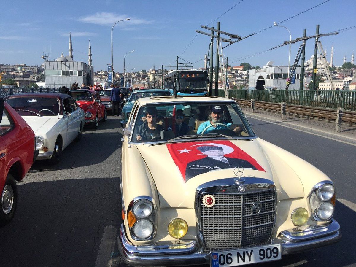 Galata Köprüsü'nde 100 Klasik Otomobil ile 100'üncü Yıl Konvoyu