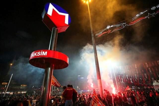 Galatasaraylı Taraftarlar Taksim'i Sarı-Kırmızıya Bürüdü!