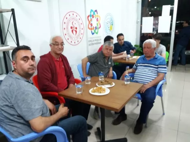 Kitap Kahvede Tatlı İkramı Kitap Kahvede Tatlı İkramı