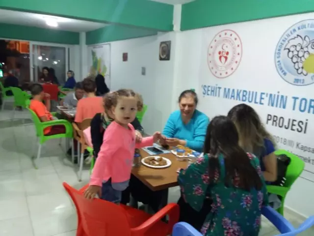Kitap Kahvede Tatlı İkramı Kitap Kahvede Tatlı İkramı