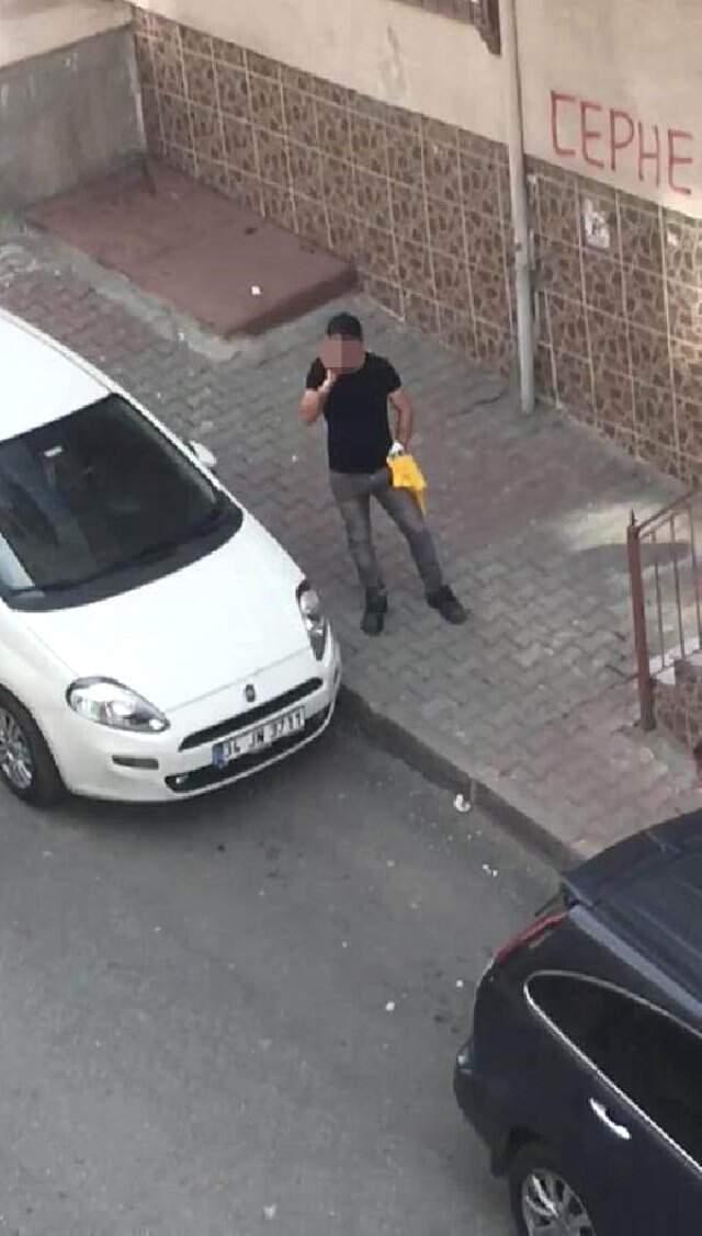 Kız Çocuklarını İzleyerek Sokak Ortasında Mastürbasyon Yaptı! Mahalleli Kameraya Kaydetti