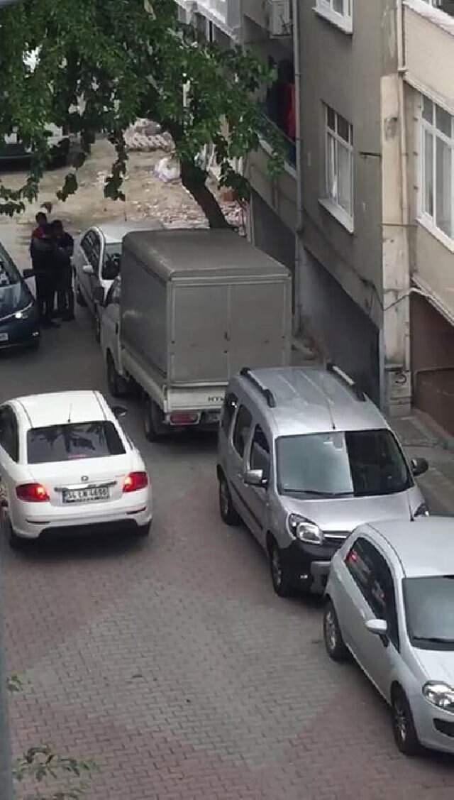 Kız Çocuklarını İzleyerek Sokak Ortasında Mastürbasyon Yaptı! Mahalleli Kameraya Kaydetti