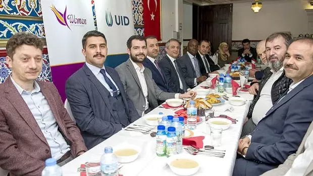 Londra'daki İftar Yemeğinde 'Siyaset' Çağrısı Londra'daki İftar Yemeğinde 'Siyaset' Çağrısı