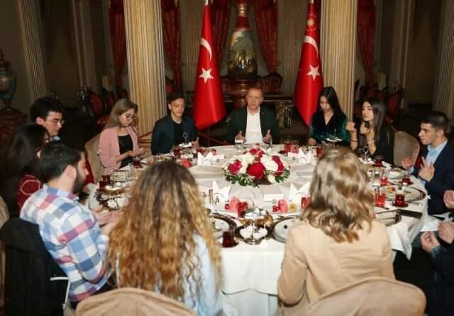 Mesut Özil, Nişanlısı Amine Gülşe İle Cumhurbaşkanı Erdoğan'ın Dolmabahçe'de Verdiği İftara Katıldı