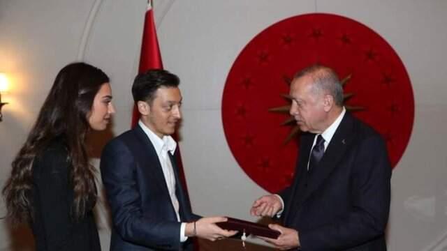 Mesut Özil, Nişanlısı Amine Gülşe İle Cumhurbaşkanı Erdoğan'ın Dolmabahçe'de Verdiği İftara Katıldı